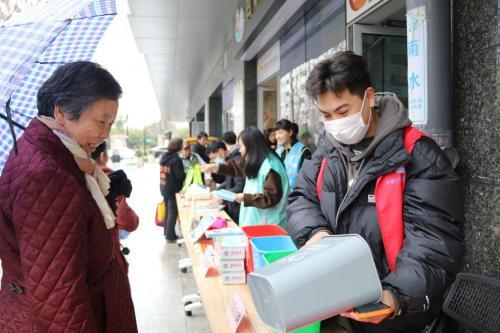 江河汇（汇东地块）项目部开展“青荷志愿学雷锋”活动