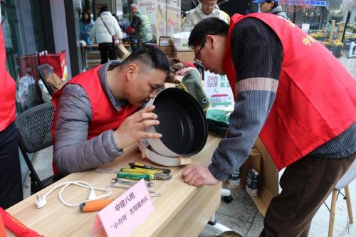 江河汇（汇东地块）项目部开展“青荷志愿学雷锋”活动